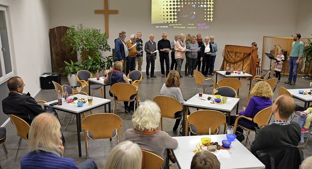 Der  Chor Herbstwind leitete den Film, in dem es auch um einen Chor geht, ein.   | Foto: Horatio Gollin