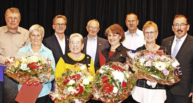 Vorsitzender UIrich Obrist (rechts) er...nten von links) zu Ehrenmitgliedern.    | Foto: Norbert Sedlak