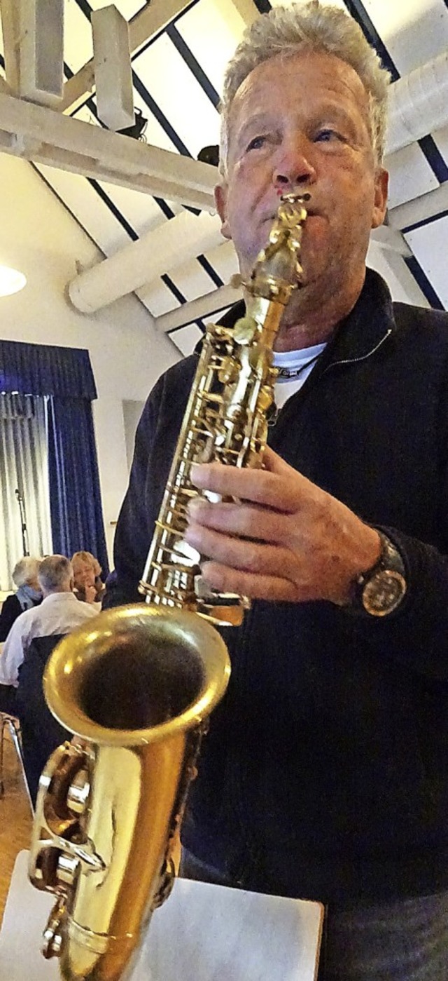 Herbst-Essen mit Musik: Jrgen Hssler...pfen sich Krautwickel und Hackbraten.  | Foto: Johanna Hoegg