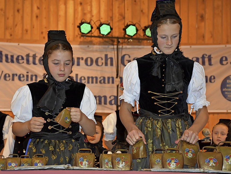 Klingende Kuhglocken: Helene Fehrenbac... von der Trachtentanzgruppe aus Waldau  | Foto: Thomas Biniossek