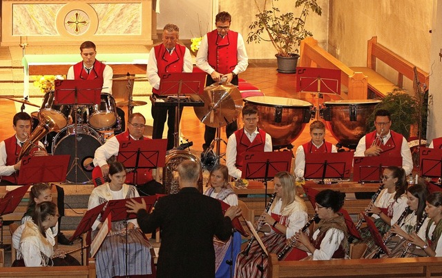 Unter dem Dirigenten Maik Barkowiak ist die Trachtenkapelle gewachsen.   | Foto: Heidi Fel