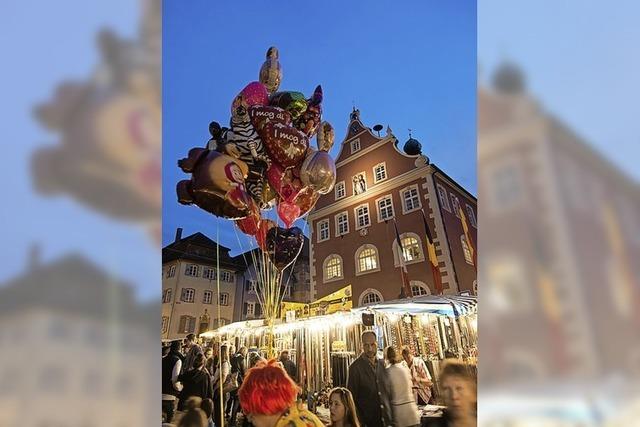 Zum Auftakt gibt es Freiwein im Narrenzelt