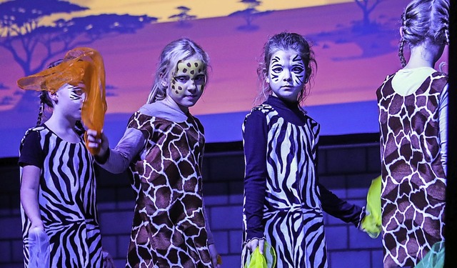 Zebras und Giraffen vereint. Da Kinder...20; endete mit einer klaren Botschaft.  | Foto: Sandra Decoux-Kone