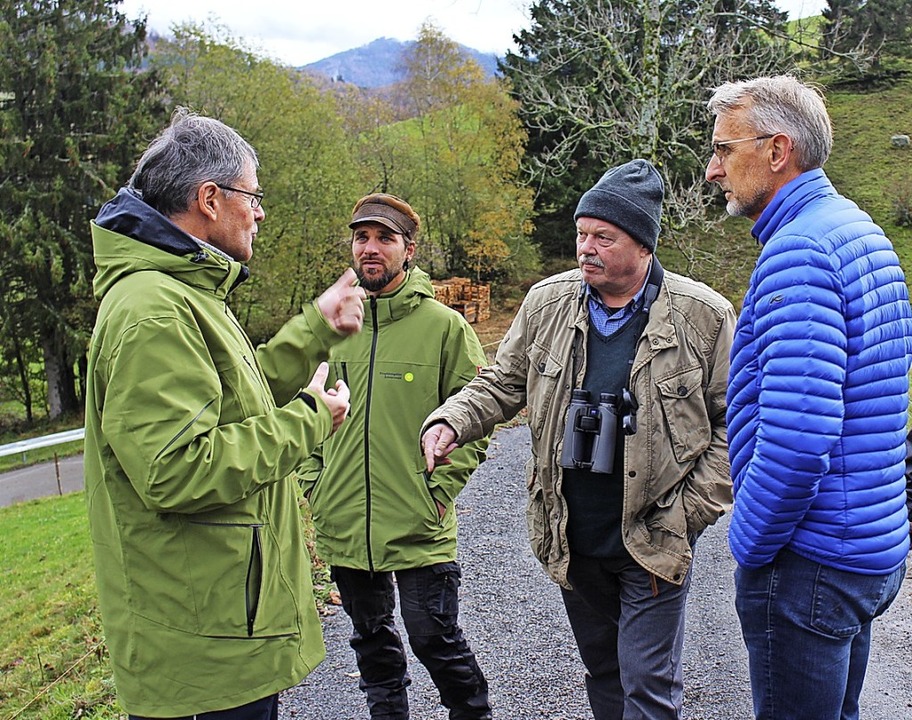 Klaus-Peter Schulze (Dritter von links... der Landwirtschaft am Belchen zeigen.  | Foto: Martin Klabund