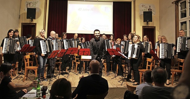 Ein groartiges Konzert bot der Akkord...Ehemalige im zweiten Konzertteil mit.   | Foto: Karin Hei