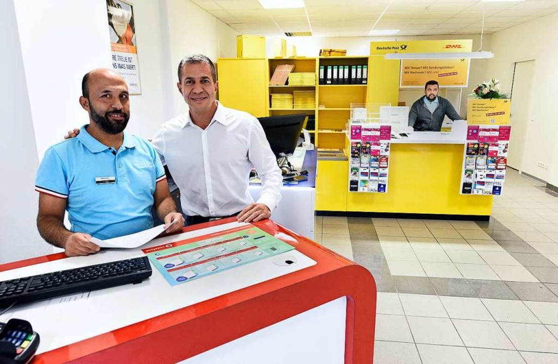 Hadi Hares (links) leitet die neue Fil...Hinten wartet Sabo Rahmani auf Kunden.  | Foto: Thomas Kunz
