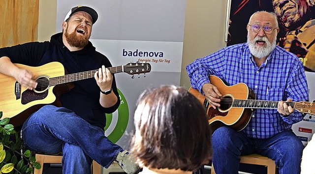 Blues-Musiker Mick Kolassa (links) aus...schen mit psychischer Erkrankung  auf.  | Foto: Kai Kricheldorff