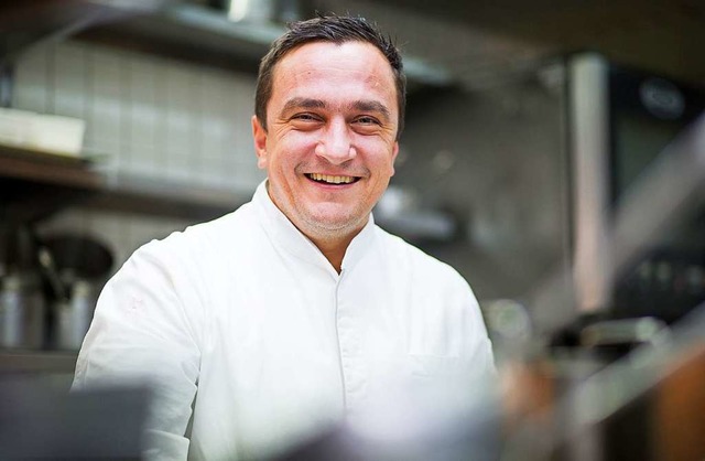 Torsten Michel, Kchenchef der Schwarz...bach, steht in seiner Restaurantkche.  | Foto: Christoph Schmidt (dpa)