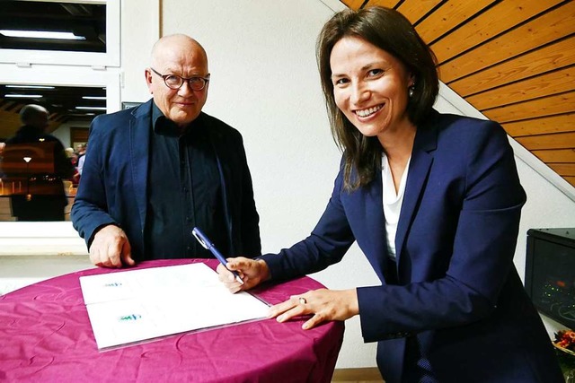 Nachdem sie von Stadtrat Klaus Menner ...kerts noch eine Urkunde unterzeichnen.  | Foto: Tanja Bury