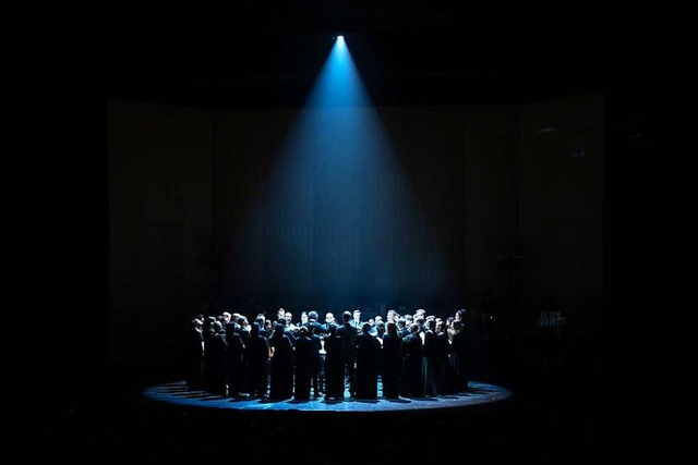 Teodor Currentzis in der Mitte seines Ensembles  | Foto: ALEXANDRA MURAVEVA