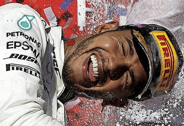 Lewis Hamilton im Siegestaumel  | Foto: Darron Cummings (dpa)