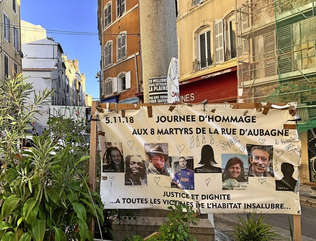 Das Plakat erinnert an die Menschen, d...im Stadtteil Noailles ums Leben kamen.  | Foto: Annette Wagner 