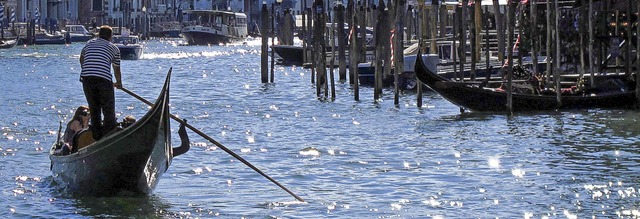 Gondolieri in Venedig tauschen ihre Ri...zge, um den Canal Grande zu reinigen.  | Foto: Jens Kalaene (dpa)