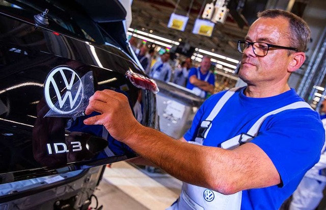 Auf dem ID.3 von VW ruhen viele Hoffnungen.   | Foto: Jens Bttner (dpa)