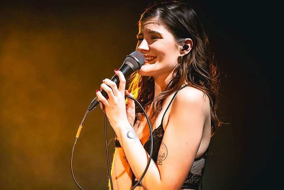 Ernste Themen in poppigen Gewändern: Madeline Juno bei ihrem Konzert im Jazzhaus Freiburg. (Foto: Janos Ruf) Ernste Themen in poppigen Gewändern: Madeline Juno bei ihrem Konzert im Jazzhaus Freiburg. (Foto: Janos Ruf)