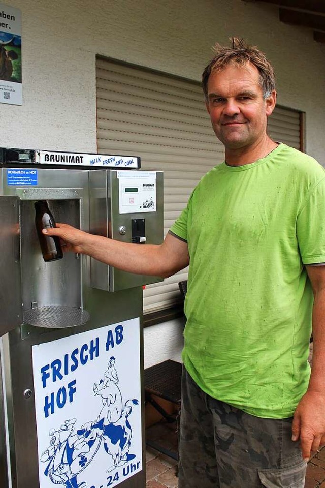 Bei Rainer Bank knnen die Kunden jederzeit frische Milch holen.  | Foto: Annika Sindlinger