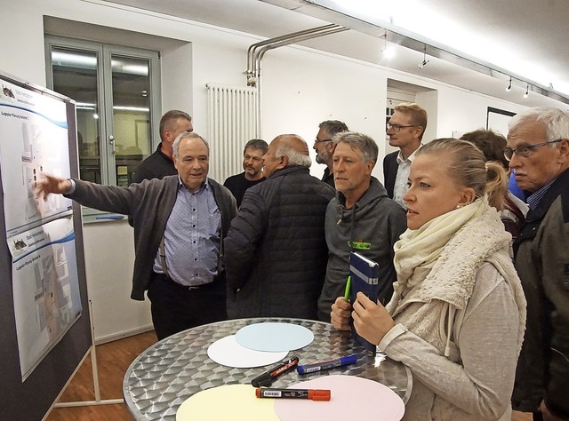 Knapp 50 Einwohner der Stadt diskutier...thaus und brachten eigene Ideen vor.    | Foto: Ilona Huege