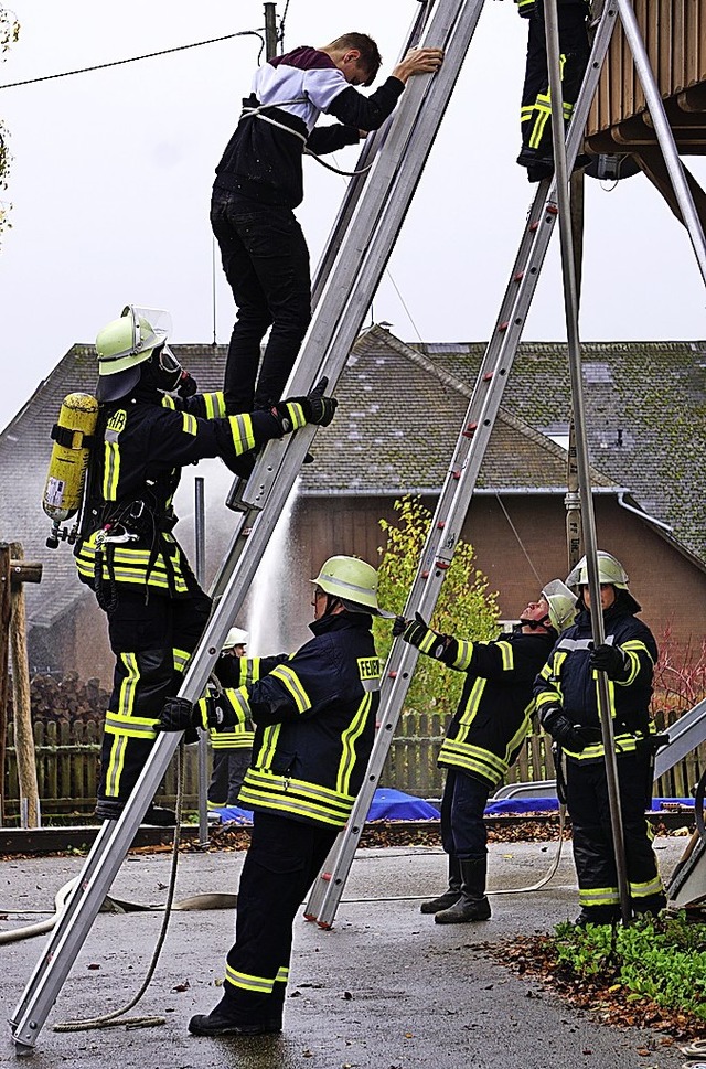 Mit Leitern mussten die Eingeschlossenen in Sicherheit gebracht werden.   | Foto: Werner Steinhart