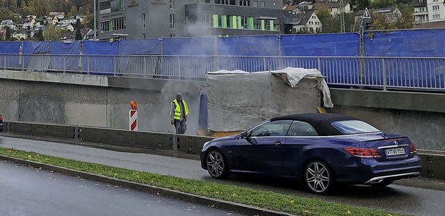 Derzeit werden die Rampen der Kolpingb...dhafte Beton abgespritzt und ersetzt.   | Foto: Schlichter, Juliane