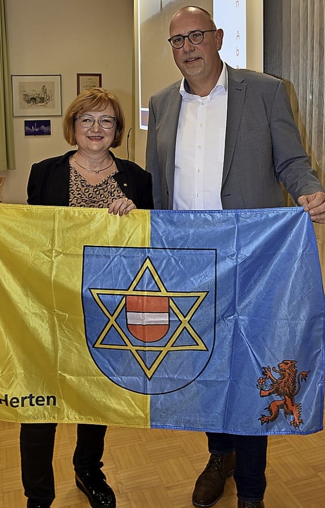 Littwin und   Hartmann-Mller mit der Hertener Fahne   | Foto: Heinz und Monika Vollmar