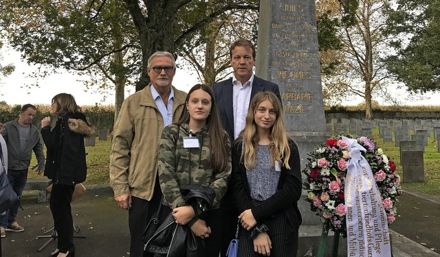 Die Schlerinnen Jessica Schweizer und... diesem Jahr das Lager Gurs besuchte.   | Foto: Stadt Lrrach