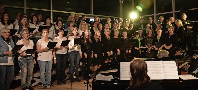 Gemeinsam sangen die Mitglieder des  C...Aula der Neunlindenschule einen Titel.  | Foto: Kai Kricheldorff
