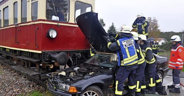 Ein Zusammensto von Chanderli und Aut...fr die bung der Feuerwehr Wollbach.   | Foto: Jutta Schtz