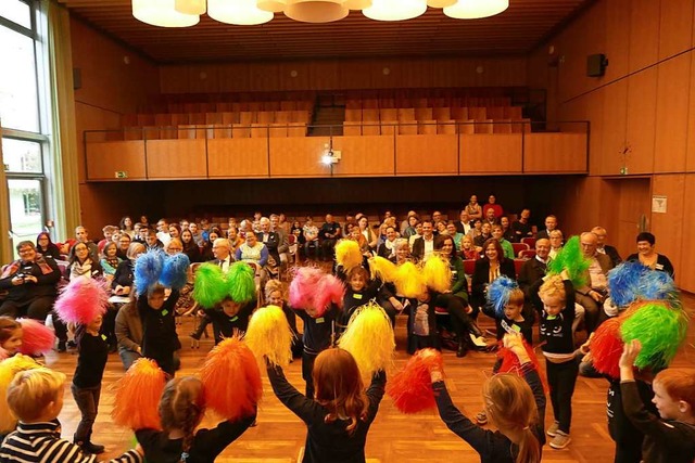 Fr echte Farbtupfer sorgten die Kinde...Zertifikats Kinderfreundliche Kommune.  | Foto: Ulrich Senf