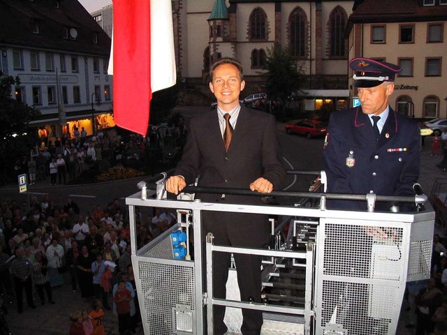 2003 lie sich Armin Hinterseh nach se...rehleiter auf den Rathausbalkon heben.  | Foto: Peter Stellmach