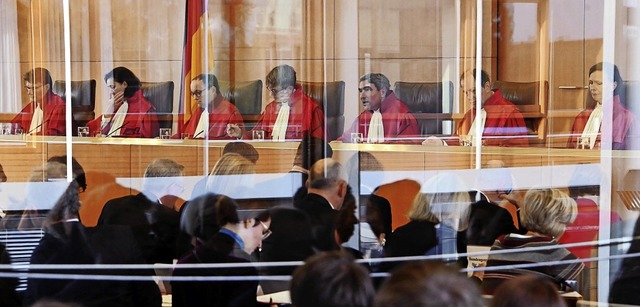 Der Erste Senats des Bundesverfassungs...en (gesehen durch eine Scheibenfront).  | Foto: Uli Deck (dpa)