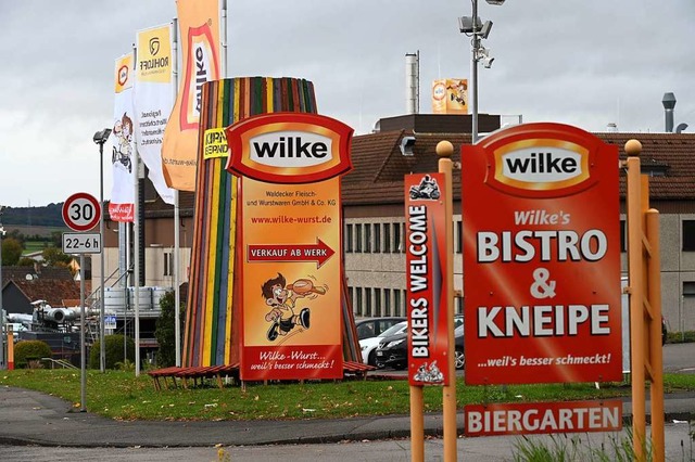 Firmenschilder kennzeichnen die Einfah...nordhessischen Wurstherstellers Wilke.  | Foto: Uwe Zucchi (dpa)