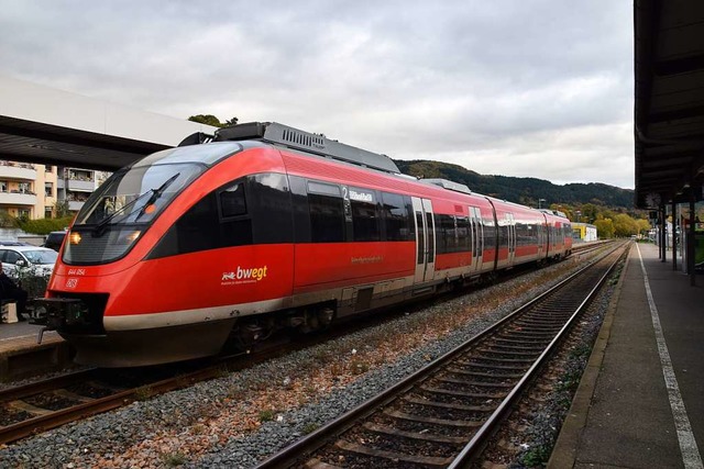Der Zug aus Basel fhrt leer nach Murg...iere wieder zurck nach Bad Sckingen.  | Foto: Stefan Ammann