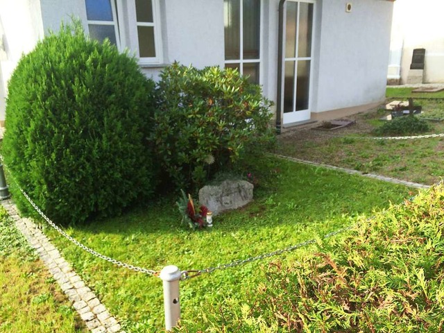 Inzwischen hat das kritisierte anonyme...Friedhof  wieder etwas Farbe bekommen.  | Foto: Jutta Schtz