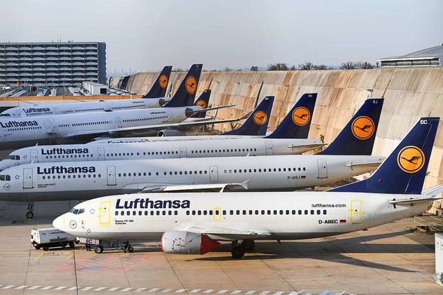 Viele Flugzeuge der Lufthansa bleiben am Boden.  | Foto: Arne Dedert (dpa)