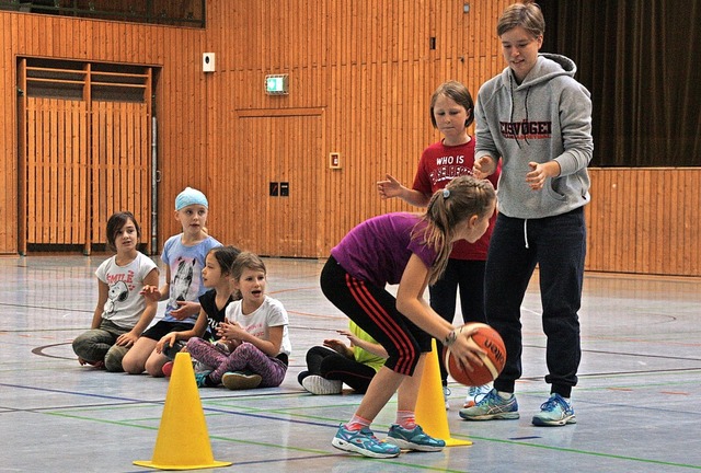 Dribbeln mit den Profis war Dienstag in der Grundschule am Erle angesagt.  | Foto: Christiane Franz