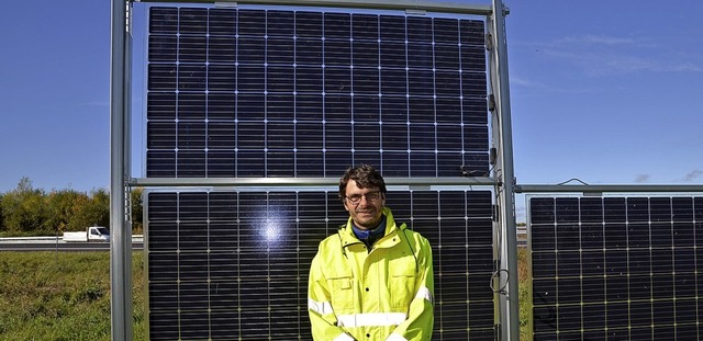 Projektleiter Daniel Kgler vor einem ...senkrecht aufgestnderten Solarmodul.   | Foto:  