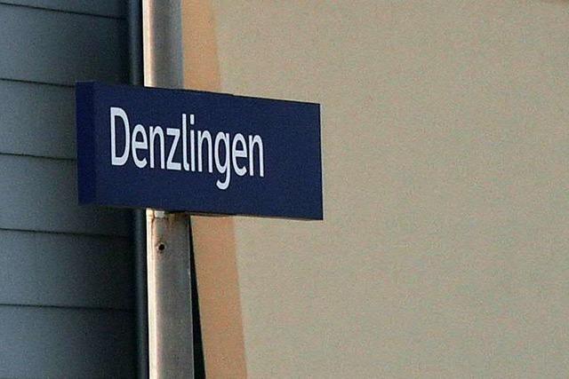 Schienenfahrzeug beschdigt falsch geparktes Auto am Denzlinger Bahnhof
