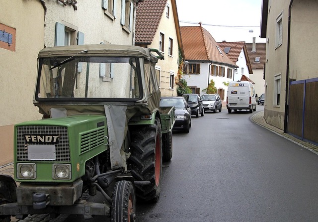 Hufig behindern geparkte Fahrzeuge di...n der Hirsch- und der Kapellenstrae.   | Foto: Herbert Trogus