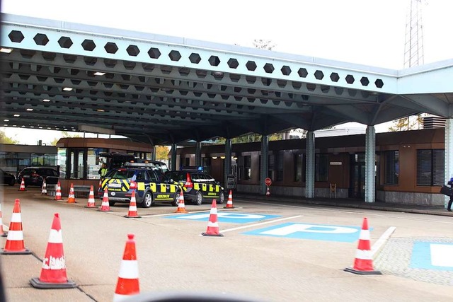 Am Grenzbergang Basel, am Ende der A5, sind Autos der Grenzwache geparkt.    | Foto: Carolin Scheidel