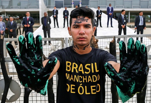 Ein Aktivist von Greenpeace protestiert gegen die Tatenlosigkeit der Regierung.  | Foto: SERGIO LIMA (AFP)