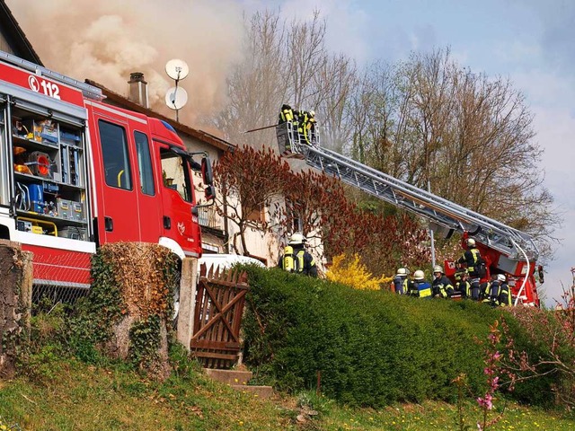 Die Feuerwehr bei einem Einsatz in Hauingen 2017.  | Foto: Paul Schleer