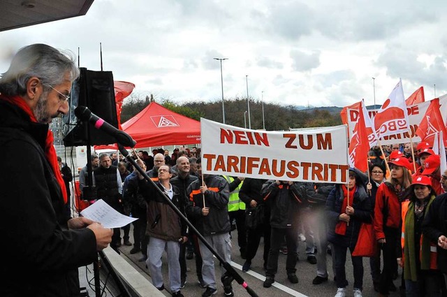 Ahmet Karademir (links) forderte den  Verbleib  im Flchentarifvertrag.  | Foto: Lhnig