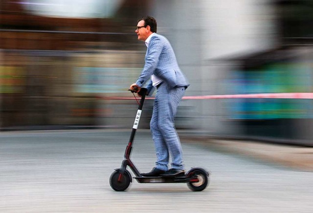 E-Roller oder E-Bike: Alles umweltfreu...nfelden will den Wechsel untersttzen.  | Foto: Nicolas Armer (dpa)