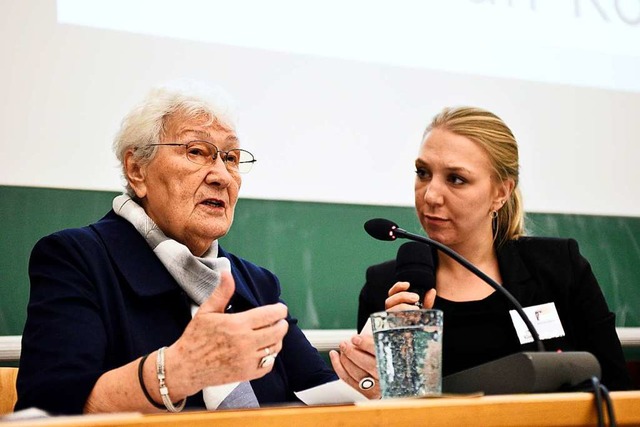 Zdzislawa Wlodarczyk spricht ber  ihr... Klutzka bersetzt aus dem Polnischen.  | Foto: Thomas Kunz