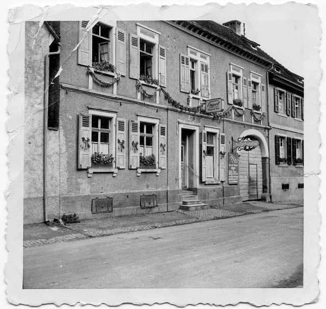 Historische Aufnahme des Goldenen Engels in Ihringen.  | Foto: Johannes Meger
