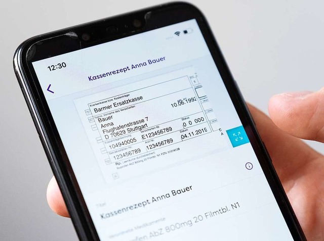Auf einem Smartphone wird in einer App...pte empfangen und an Apotheken senden.  | Foto: Bernd Weissbrod (dpa)