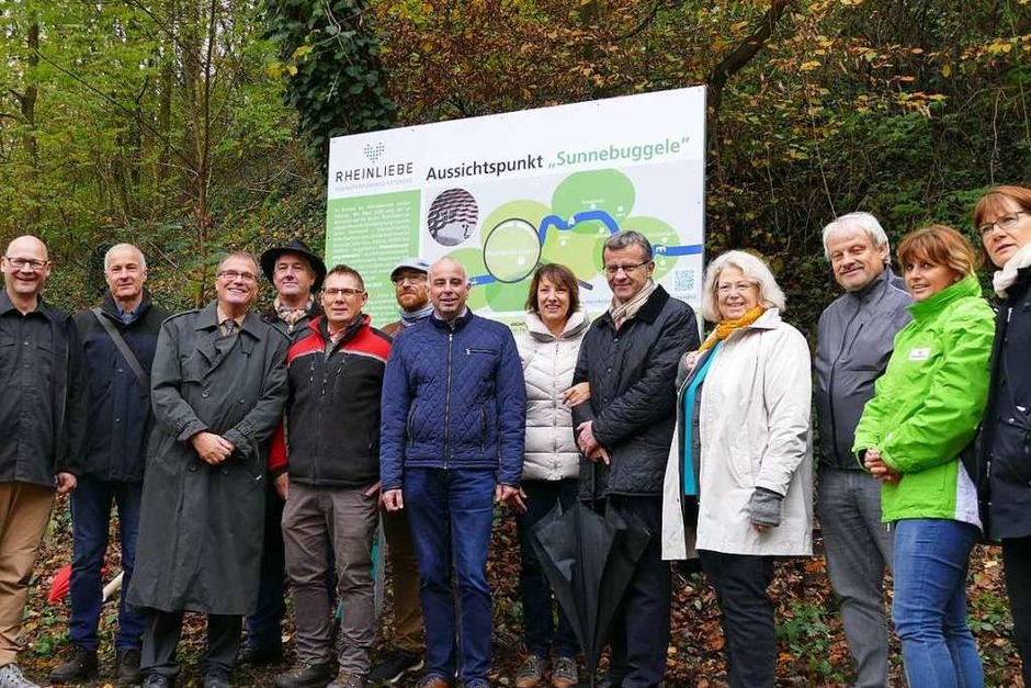 Die Partner iim IBA-Projekt Rheinuferweg extended vor der Tafel Sunnebuggele beim Projektstart. (Foto: Ingrid Böhm) Die Partner iim IBA-Projekt Rheinuferweg extended vor der Tafel Sunnebuggele beim Projektstart. (Foto: Ingrid Böhm)