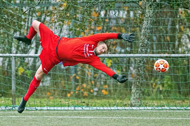 Manuel Werner fliegt wieder im Tor des FC Neustadt.  | Foto: Wolfgang Scheu