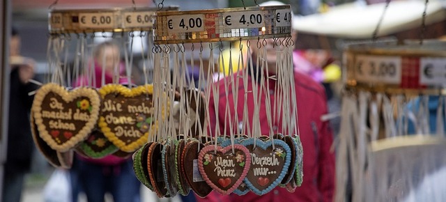 Auch Lebkuchenherzen gibt es auf dem Mllheimer Jahrmarkt zu kaufen.   | Foto: Volker Mnch