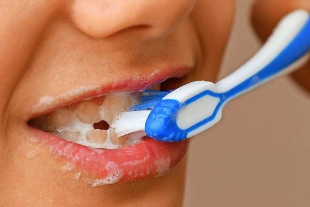 Fluorid in der Zahnpasta: Teufelszeug oder Karieskiller?